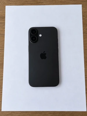 Iphone 16 - iPhone 16 – Svart 📱  Säljer ett stilrent motiv med en svart iPhone 16 på vitt A4-papper. Enkel och minimalistisk design med tydliga detaljer. Passar perfekt för dig som gillar Apple, teknik och stilrena motiv. Kan användas som dekoration, rekvisita eller inspiration.  Modell: iPhone 16 Färg: Svart Skick: Fint skick  📌 Viktigt: Endast en bild/fotografi, ingen fysisk iPhone ingår.