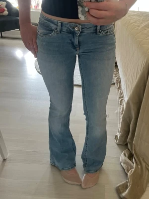 Lågmidjade jeans - Bootcut jeans, sparsamt använda! Är öppen för prisförslag!