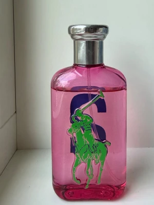 Ralph Lauren parfym - Säljer en Ralph lauren parfym. Flaskan är 100ml och är använd fåtal gånger. På bilderna kan man se hur mycket parfym som finns kvar! Pris går ABSOLUT att diskutera💕