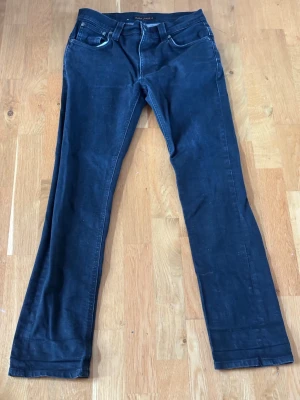 Mörkblå raka jeans - Snygga mörkblå jeans med rak passform och klassiska fem fickor. Jeansen har normal midja och är tillverkade i ett mjukt denimtyg som ger en bekväm känsla. Perfekta för en avslappnad och stilren look.