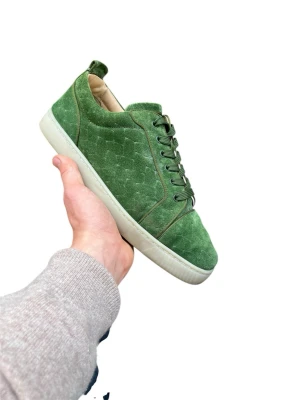  Louboutin skor  - Riktigt snygga Loubs i en väldigt ovanlig färg, i den nyare modellen, Storlek 42.5. Kan tänka mig att gå ner i pris vid snabb affär men var rimliga! Skor tillkommer vid köp 