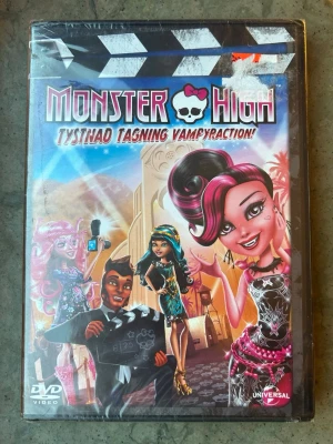 NY Monster high - Tystnad, tagning, vampyraction DVD - HELT NY & INPLASTAD  DVD-film med Monster High. Textning: Svenska, Norska, Danska, Finska, Engelska, Spanska. Speltid: 1 tim 10 min.  Finns på språk: Svenska, Danska, Norska, Finska, Engelska, Spanska, Hindi   OBS!! skivorna är begagnade så det kan förekomma repor/hairlines på skivorna, men då jag kollar igenom alla filmer jag säljer garanterar jag att alla funkar felfritt om inget annat står! :)