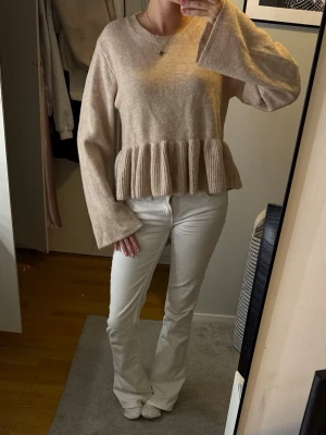 Stickad volang tröja  - Säljer min jättegulliga beiga topp från Gina tricot i storlek S! Använt ett fåtal gånger och är fortfarande i ett superbra skick. Skriv för fler frågor eller pris💞