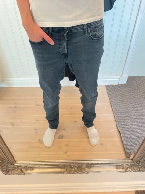 Jack&jones Glenn jeans - Snygga jack&jones jeans i Slimfit. Feta fades och bra passform. Modellen är 183, storlek 29/34. Modell Glenn. Hör av er vid funderingar 