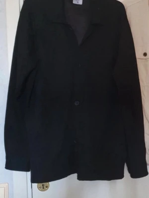 Svart jacka stl xl - SVART HERR JACKA FRÅN SAMS STL. XL.  BYSTMÅTT 126 CM OCH 76 CM LÅNG. MKT BRA SKICK  VARDAGS OCH FEST JACKA