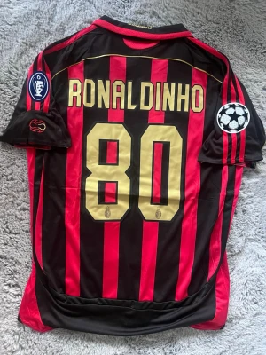 Ac Milan 08/09 Ronaldinho  - En Ac Milan tröja från 08/09 med Ronaldinho, storlek L 
