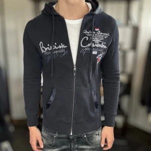 Cardigan - Bra skick, använd men inget allvarligt🤩. Modellen är 185 cm, 75 kg. Alltid billigare pris vid köp av flera varor‼️🙌Svarar alltid på frågor eller funderingar! 500 recensioner med 5/5🤝