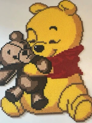 Winnie the Pooh i pärlplatta - Stor pärlplatta föreställande Nalle Puh som kramar en nallebjörn. Ram kan läggas till. 