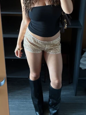 Lågmidjade glitter shorts  -  Strl S/M då de är stretchiga. Köptes här på plick.