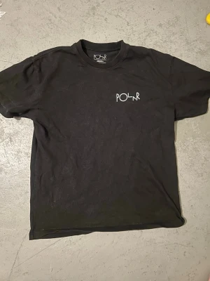 Polar t shirt  - Fet svart polar t shirt, storlek xs men passar också s. Inte använd många gnr men ser använd ut för tvättat den lite.  
