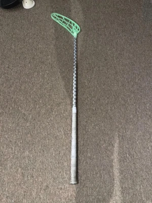 Unihoc Carbskin Classic fl 29 - Snygg Carbskin klubba från Unihoc med 29 flex, 96 cm längd och Lab Concept blad.    Inga repor eller skador.    Pris kan sänkas vid snabb affär.