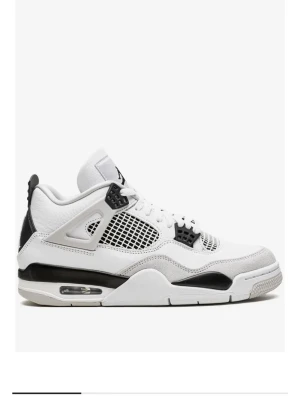 Vita och svarta Air Jordan 4 sneakers - Snygga Air Jordan 4 sneakers i vitt och svart med meshpaneler och detaljer i plast. Skorna har synlig Air-dämpning i sulan, klassisk Jumpman-logga och robust yttersula med bra grepp. Ovandelen är i läder och textil för en clean look.
