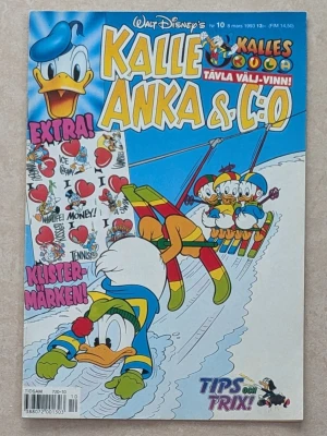 Kalle Anka & C:o nr 10, 1993 - Kalle Anka & C:o serietidning nummer 10 från 1993 med färgglad framsida där Kalle och knattarna åker skidor. Omslaget är blått, vitt och gult med tecknade figurer och text om klistermärken och tävlingar. Perfekt för dig som gillar Disney och klassiska serier. Klistermärken medföljer inte.