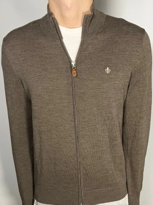 Morris merinoull zip - 👕 Plagg: merinoull zip                                                            📏 Storlek: M                                                               🏷️ Märke/Modell: Morris                                                     ✨ Skick: Fint skick                                                         💬 Vid frågor är det bara att skriva!                                                                                          🛍️ Gramenti