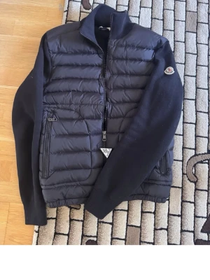 Moncler Cardigan Storlek S - Riktig härlig cardigan. Använts 1-2 gånger max! Den sitter perfekt för 160-180cm & ca 50-70kg (beroende på kroppsbyggnad också)