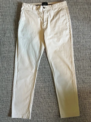 Beige chinos i slimfit från Bondelid - Snygga beige chinos i slimfit från Bondelid. Byxorna har sidofickor fram och två bakfickor med knapp. Tillverkade i ett mjukt bomullstyg som känns bekvämt hela dagen. Perfekta för en clean och stilren look. Nypris 799