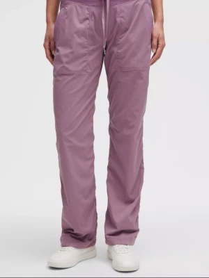 Lululemon dance studio  - Säljer ett par ljus pink/lila lululemon dance studio byxor med raka ben och band i buntarna som man kan spänna. Byxorna har fickor på sidorna och är tillverkade i ett mjukt, bekvämt material som passar perfekt för tränginar eller vardagen. Har inte använts bara några gånger för de är för små. Passar xs men också s.