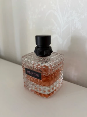 Valentino Born in Roma 100ml  - Säljer en använd valentino Born in Roma Donna Eau de Parfum 100ml då jag inte använder doften längre. Nypris 1 949kr. Mer än hälften kvar i, 50 ml kostar 1 100 kr. Mitt pris 650kr.