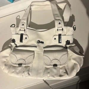 Vit axelväska - Massvis med förvaring. Bredd 30 cm djup 20 cm