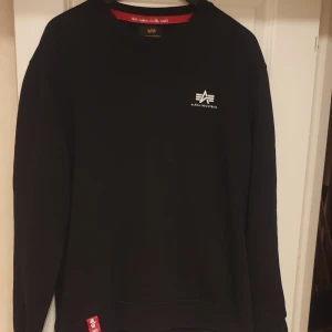 Alpha Industries tröja - Använd max 5ggr sedan jag köpte den. Så ör som ny