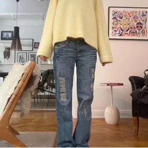 As coola jeans  - Jätte fina unika går inte stt hitta liknande !! Lite straight/baggy/flare