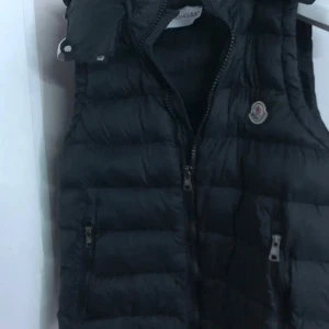 Svart moncler väst med luva - Topp skick på västen fungerade nfc och qr scan kan antingen frakta eller mötas i Borås (kan gå ner i pris vid snabb affär)