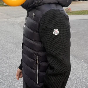 Moncler Cardigan (Nya Modell)  - Hej! Vi säljer denna fina Moncler Cardigan jackan som vi fått in av själva Moncler för ett samarbete. Jackan är i storlek 2 vilket alltså är M och efterfrågan är hög så passa på och skriv om du har någon fundering! Tack På Förhand! 😊