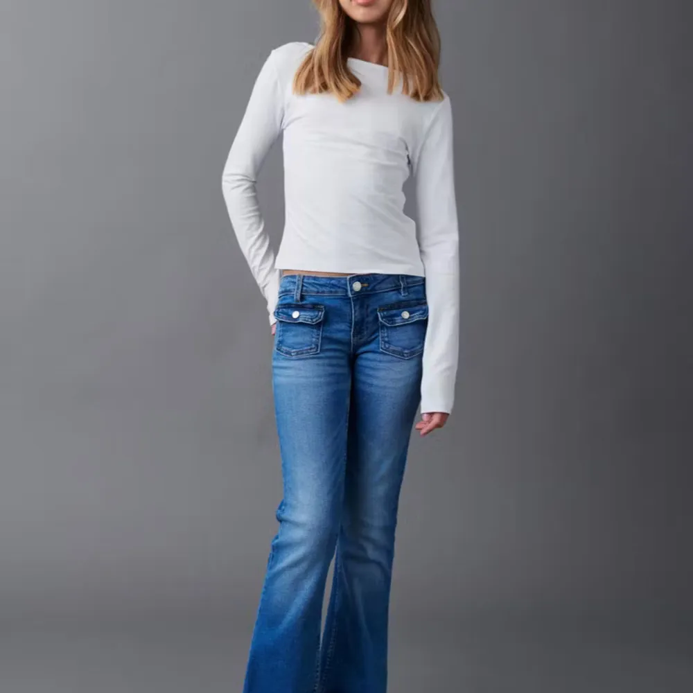 Säljer ett par snygga blå jeans från Gina Tricot i storlek 164. Säljer dem eftersom de har blivit för små💕💕 Har använts men är i bra skick 💘. Jeans & Byxor.