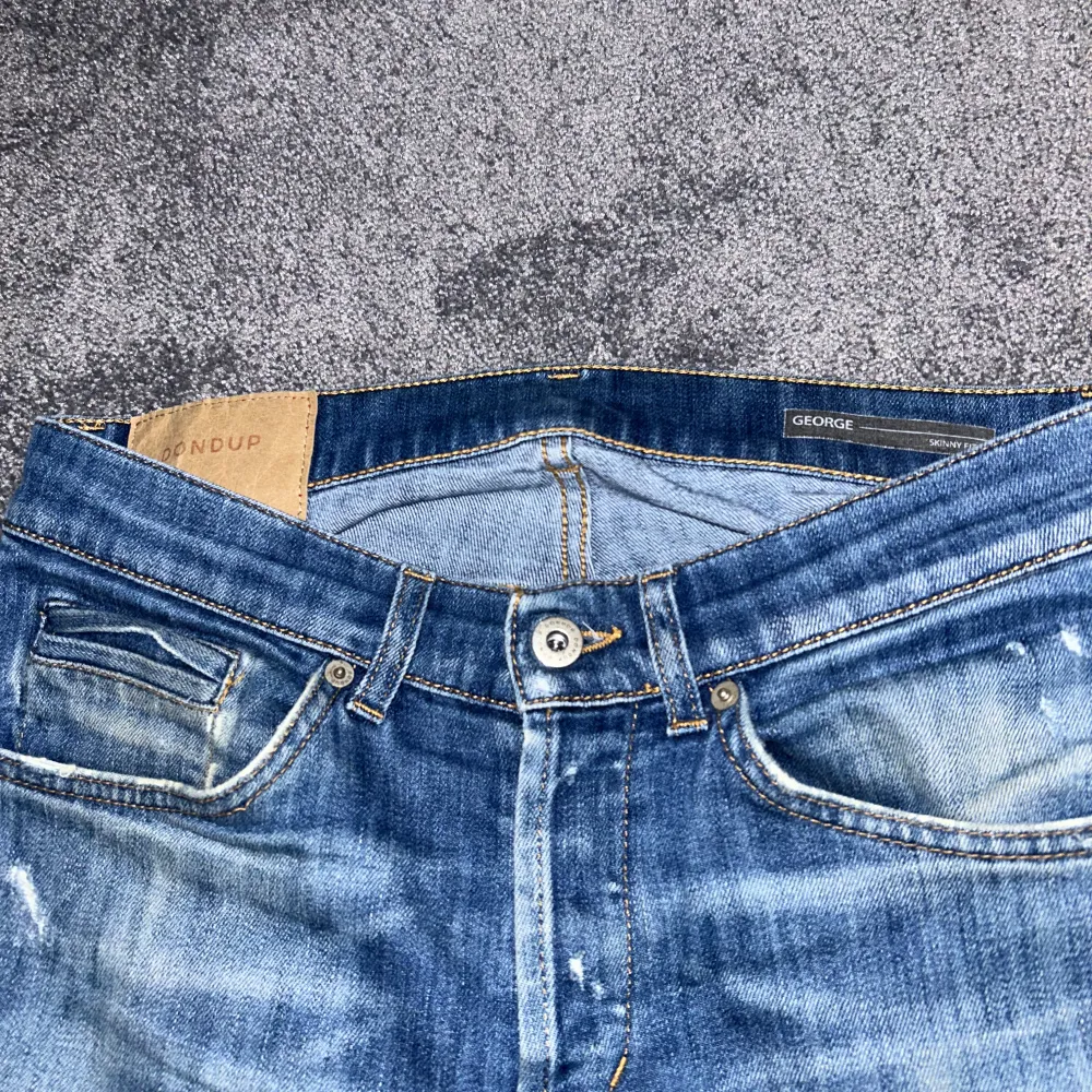 Dondup jeans george storlek 30  george. Riktigt snygga och feta jeans i bra skick men lite sydda vid röven på bild 4 men syns knappt ✌🏻 Pris kan diskuteras vid snabb affär. Jeans & Byxor.