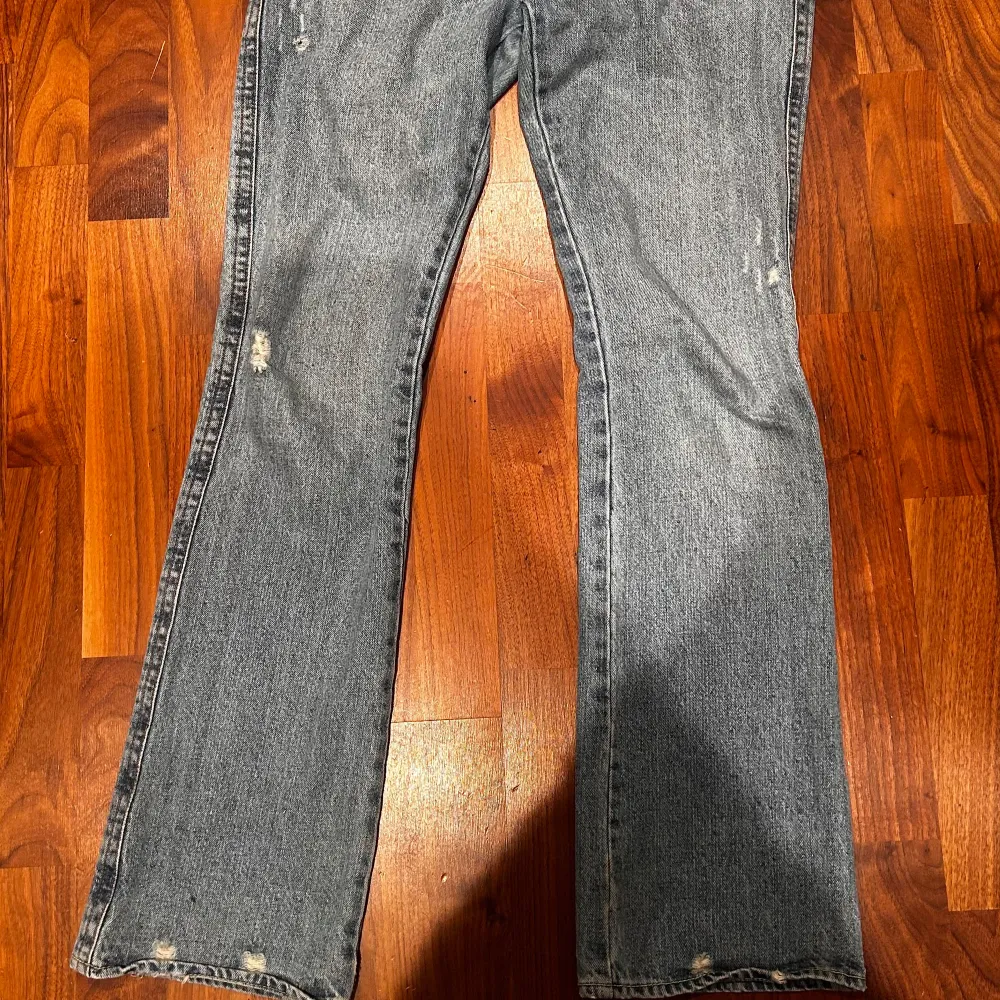 Skit snygga jeans!!!köpte på Vinted för ca 3 månader sen, använda 3gg och är i fint skick!!osäker på storleken men tror 36, skriv för fler bilder och mått💕. Jeans & Byxor.