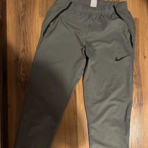 Nike dri fit byxor - Säljs inte längre, Raka modellen utsläppa, inga muffar