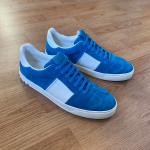 Valentino flycrew - !Pris går att diskuteras vid snabb affär! Valentino Flycrews i färgen ljusblå 💯Väldigt bra skick, nästan som nya 💯 Storlek 44 💯Tveka inte att kontakta vid minsta lilla fundering 🙏💯