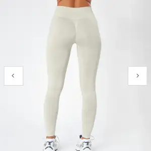 Scrunch Seamless Essential Legging  storlek  M. Använda 1 gång . Nypris  766kr. Bekväma och väldigt bra kvalitet på leggings! 🥰 