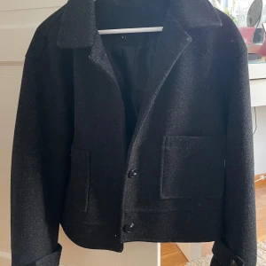 Svart kappa - Svart/mörkgrå kappa från Lager157 stl S