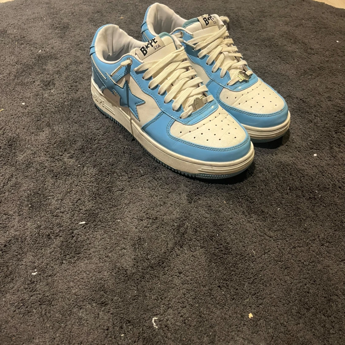 Blå och vita sneakers från Bape