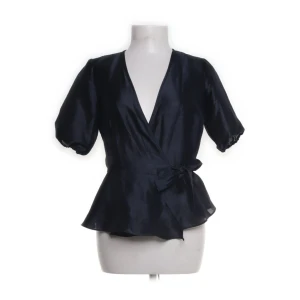 mörkblå omlottblus från Vero Moda - Snygg blå omlottblus från Vero Moda i storlek XS.!