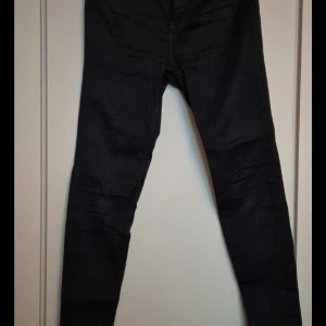 Svarta jeansbyxor från 157 - Säljer ett par svarta jeansbyxor från 157 i storlek XS. De är i bra skick och har en tight passform. Perfekta för både vardag och fest! 🖤