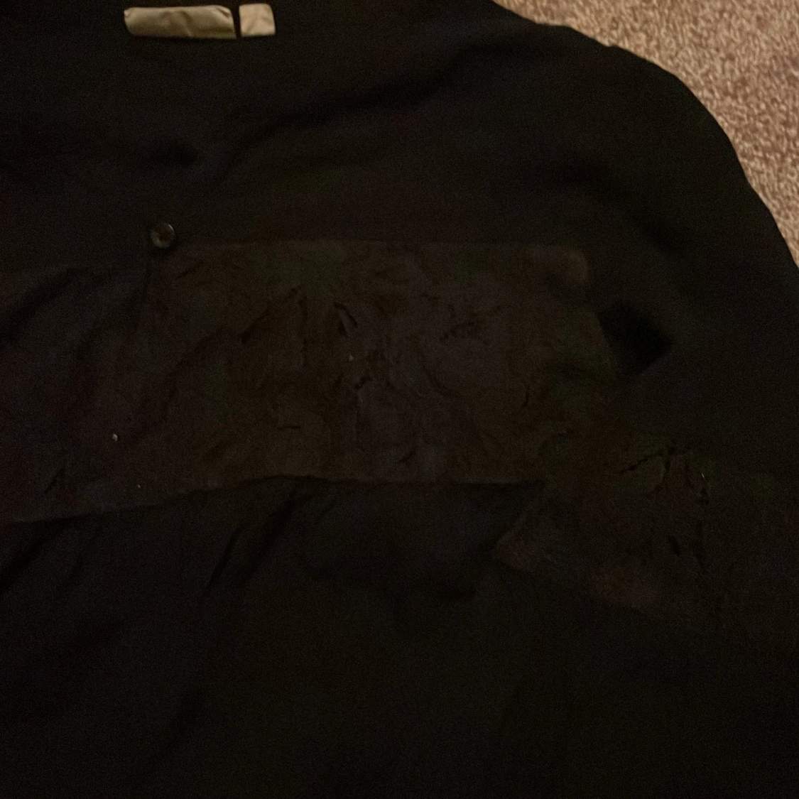 Svart blus med spetsdetaljer - 91