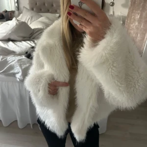 Vit pälsjacka - Säljer en supermysig vit pälsjacka som är perfekt för kyliga dagar. Jackan har en fluffig och mjuk känsla med långa ärmar. Den är både stilren och trendig, perfekt för att hålla sig varm och snygg under höst och vinter. Använd fåtal gånger men är i mycket bra skick. Den är från Gina men går inte att köpa längre, köpte för 799, dessutom så går den att stänga. 