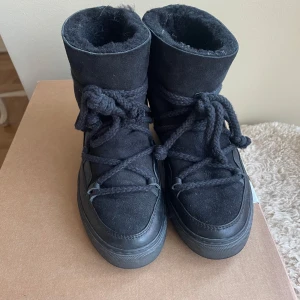 Svarta Inuikii - Säljer mina svarta inuikii i storlek 38. Köpta förra året men väldigt sparsamt använda, därför inga defekter. Nypris 2999kr. Ursprunglig box medföljer.