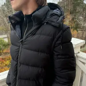 Burberry jacka/väst storlek L, köpt ifrån kaspersheat kvitto finns,  pris kan diskuteras, 😁🙌                                                      Modellen är 184 väger 75 kg 