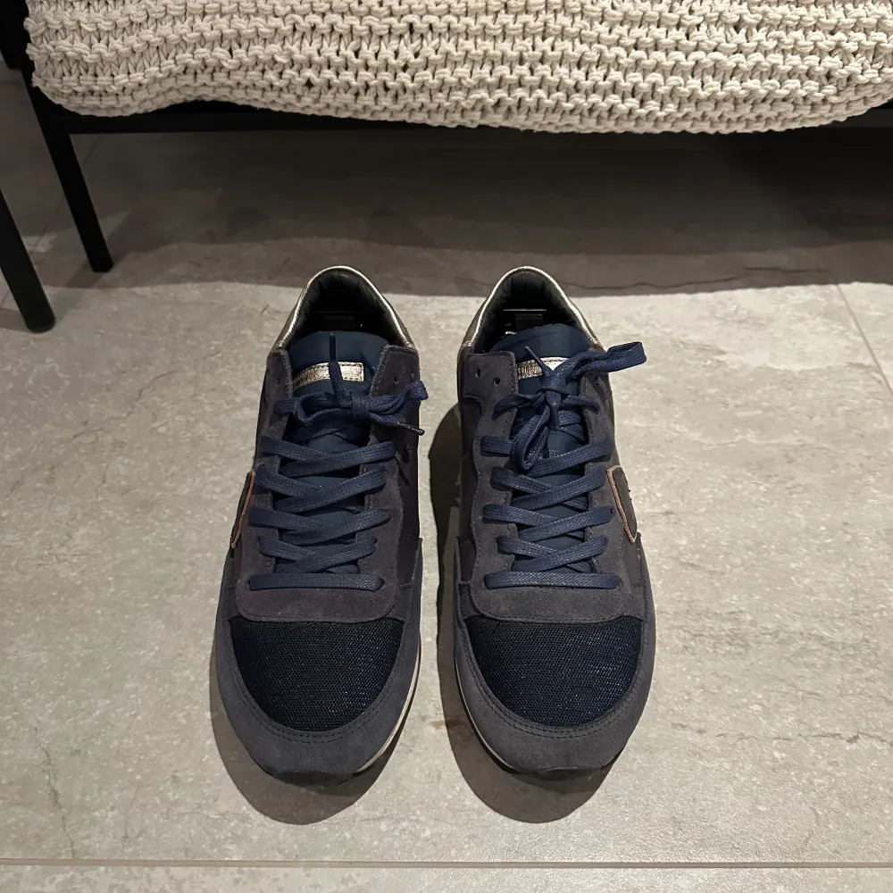 |Säljer nu dessa sköna Philippe model trainers|Skorna är i storlek 39|Skorna är i använt skick men i helhetsintrycket är grymt| Pris 1599:-|Vid eventuella frågor är du välkommen att kontakta oss i pm|. Skor.