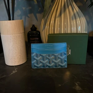 Goy@rd korthållare  - 1•1, detta är en riktigt snygg korthållare från goy@rd som är helt ny. Box kommer även 