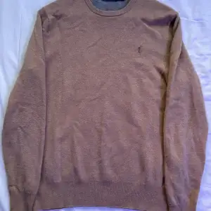 Säljer en beige tröja från Ralph Lauren i storlek M. Den är i mycket bra skick och i 100% ull. Perfekt nu till vintern! För mer frågor och bilder skriv privat!