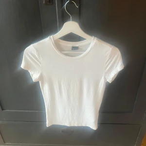 Vit t-shirt från Gina Tricot - Säljer denna från Gina Tricot i soft touch i stolek s!