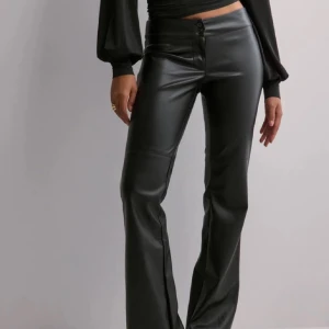 Bootcut skinnbyxor - Slutsålda svarta lågmidjade bootcut skinnbyxor från Nelly. Helt nya och oanvända, endast testade med lapparna kvar. Nypris 499kr +49kr frakt. Långa på mig som är 168cm. Säljer då jag köpte två storlekar. Tryck gärna på köp nu. 