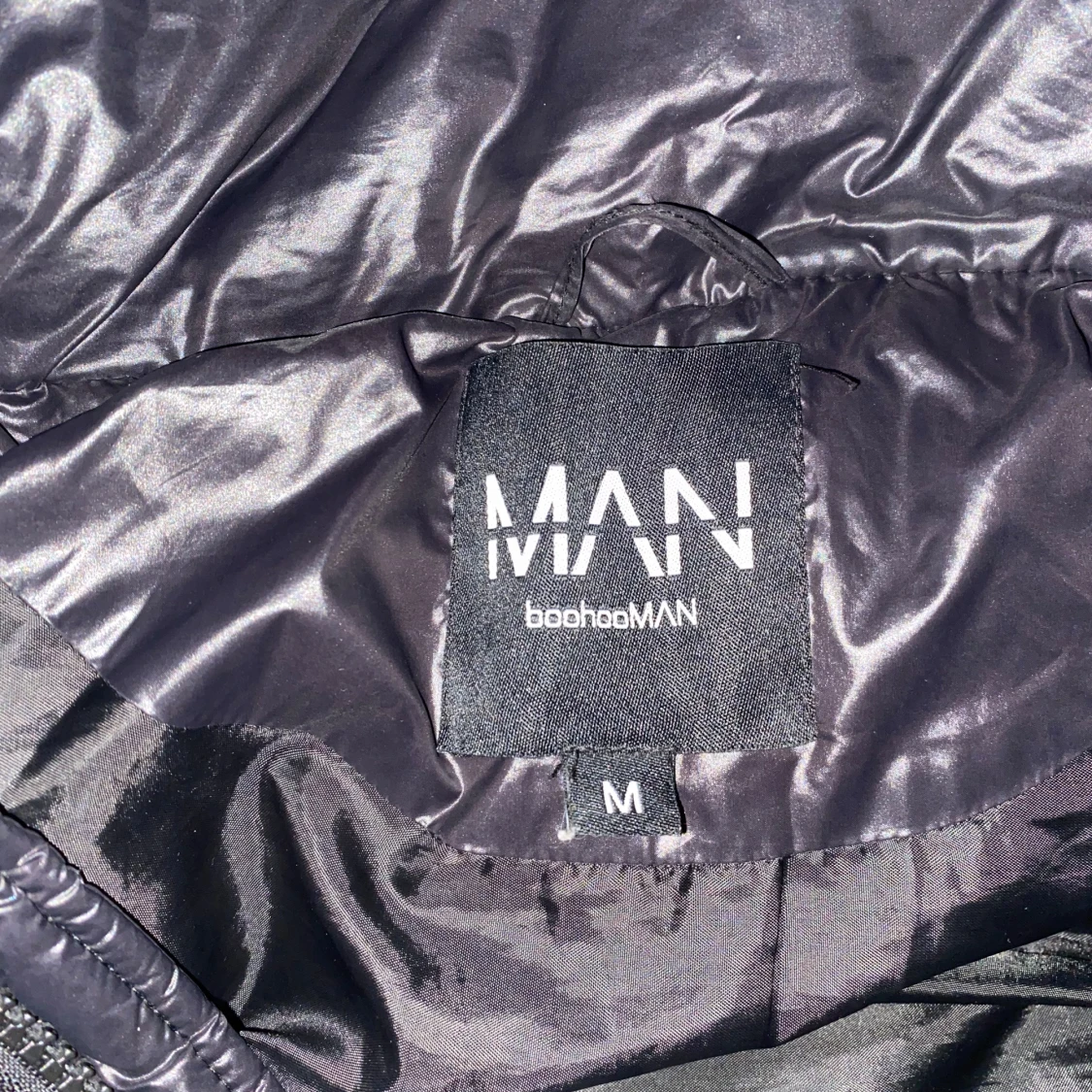 Svart pufferjacka från boohooMAN - 91