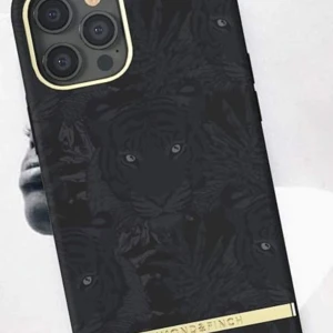 Nytt och oanvänt mobilskal från Richmond & Finch! - Säljer ett helt nytt och oanvänt mobilskal från Richmond & Finch! Inklusive förpackning.  Jag råkade köpa fel skal som inte passar min telefon ☺️  Märke: Richmond & Finch Modell: Black Tiger Passar: IPhone 12 Pro Max   Pris: 199 kr Nypris: 349 kr  https://skalhuset.se/varumarken/richmond-finch/iphone-13-pro-skal-black-tiger/ 