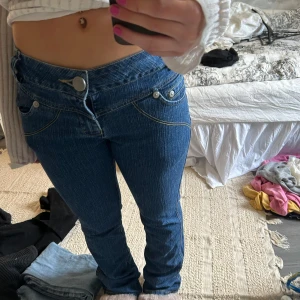 Blå jeans med låg midja - Super fina jeans med låg midja och bootcut, köpta här på plick🤍🤍