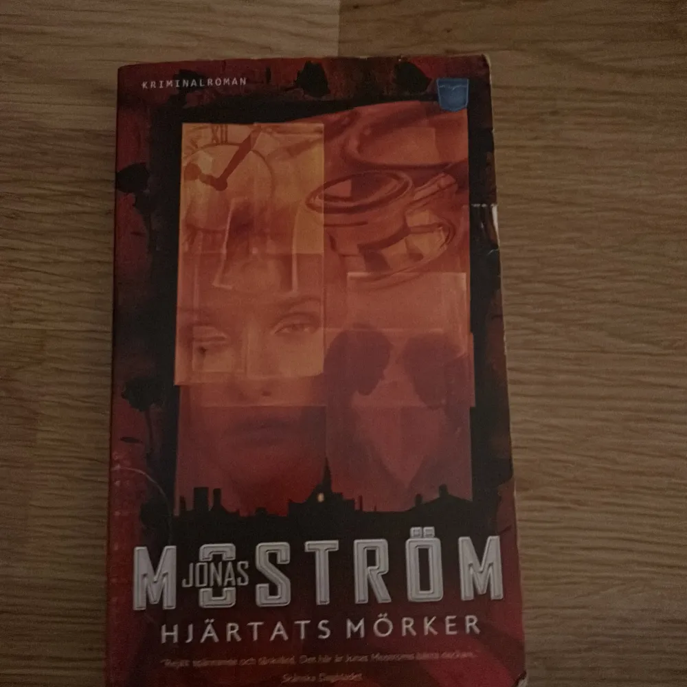 Säljer en spännande kriminalroman av Jonas Moström, 'Hjärtats mörker'. Boken handlar om polisen Johan Axberg och läkaren Erik Jensen i Sundsvall. Perfekt för dig som gillar deckare med oväntade vändningar och mystik. Boken är i gott skick och har en fängslande framsida med mörka och röda toner.. Böcker.